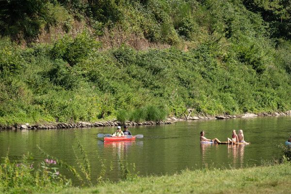 Baignade dans la rivière